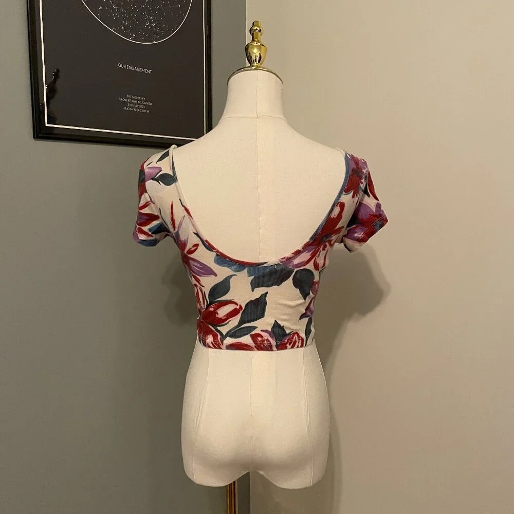 ✨3/$20✨ Brandy Melville Floral Crop Top - Picture 2 of 2